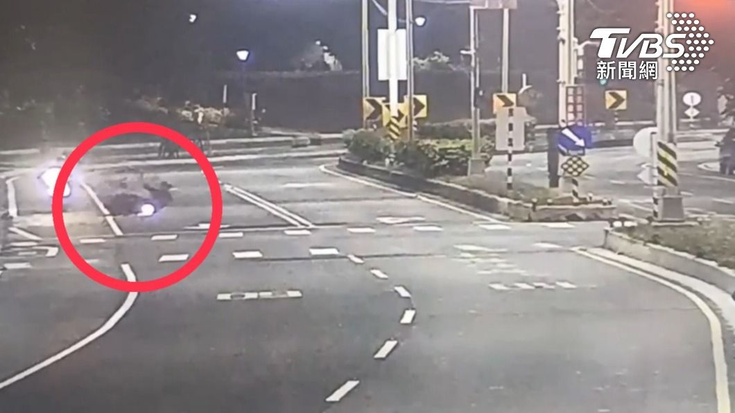 老翁騎乘機車突然連人帶車倒地。（圖／TVBS）