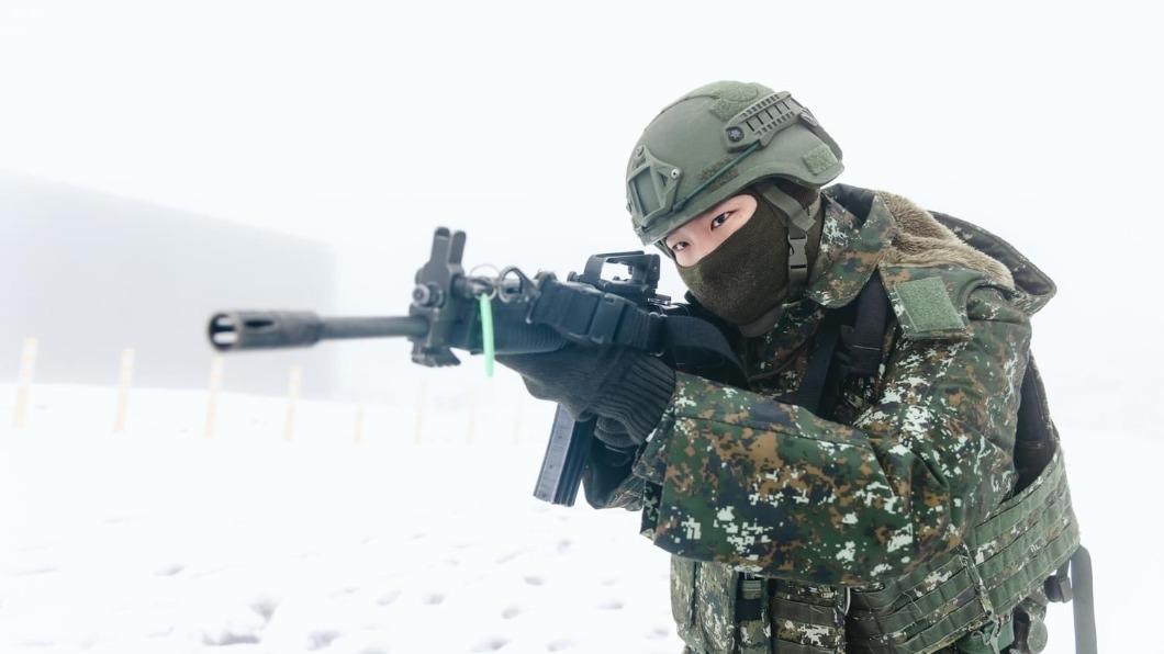 不畏寒流！憲兵全副武裝雪地執行營安演練