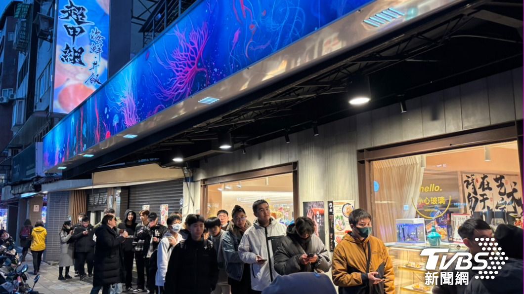 超哥的店在晚間營業前已排長長隊伍。（圖／林彥君攝）