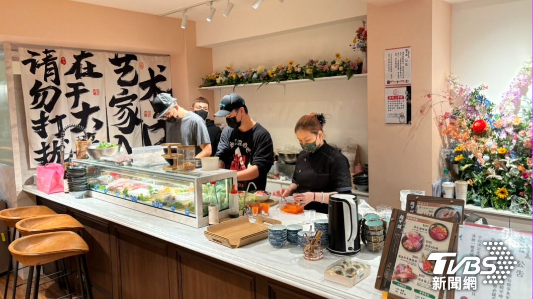 營業前店內員工忙著備料。（圖／林彥君攝）
