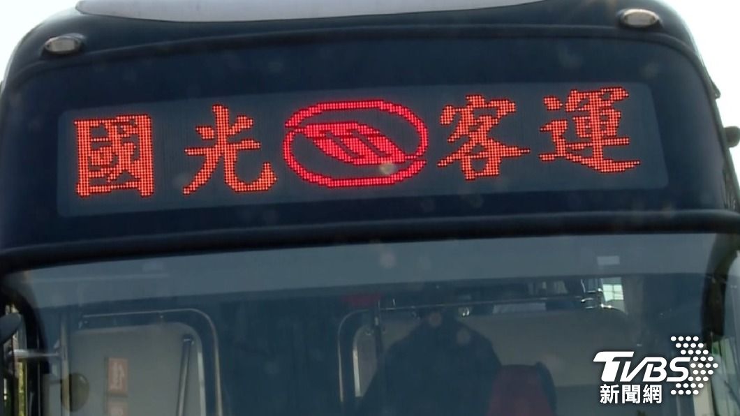 疑司機開到恍神!宜蘭國光客運「突衝對向」 撞進鐵皮屋5人傷