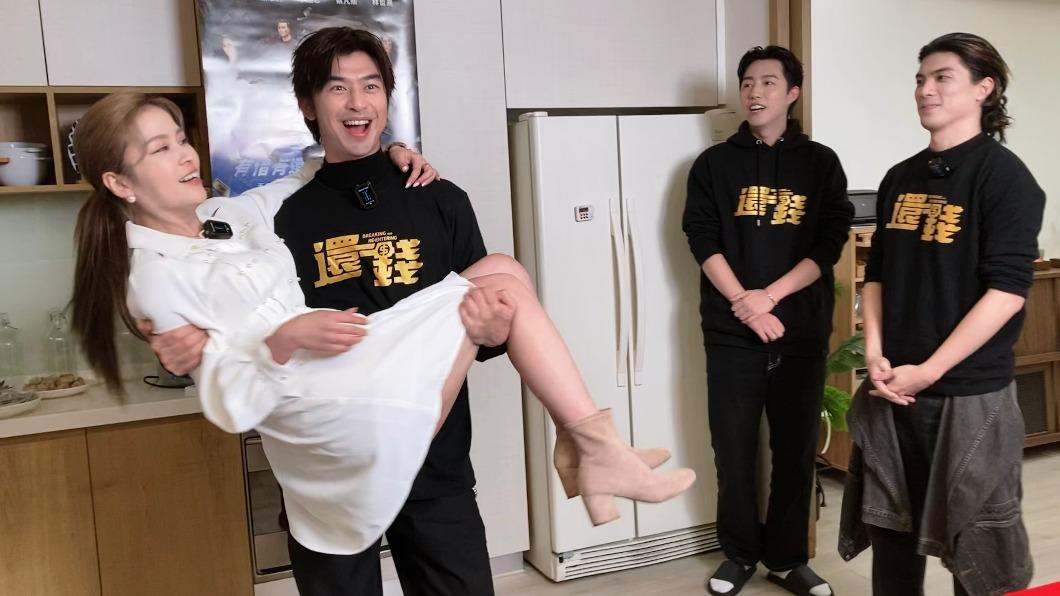 丟丟妹夜戰3男!嗨玩「公主抱轉圈」現場失控 吸2.4萬人線上看
