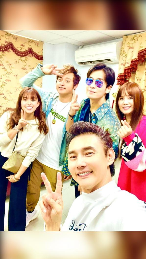 包偉銘替劉依純慶生,兒子包庭政、媳婦元元以及GINO(後排右二)到場同樂。(圖/翰森娛樂提供)
