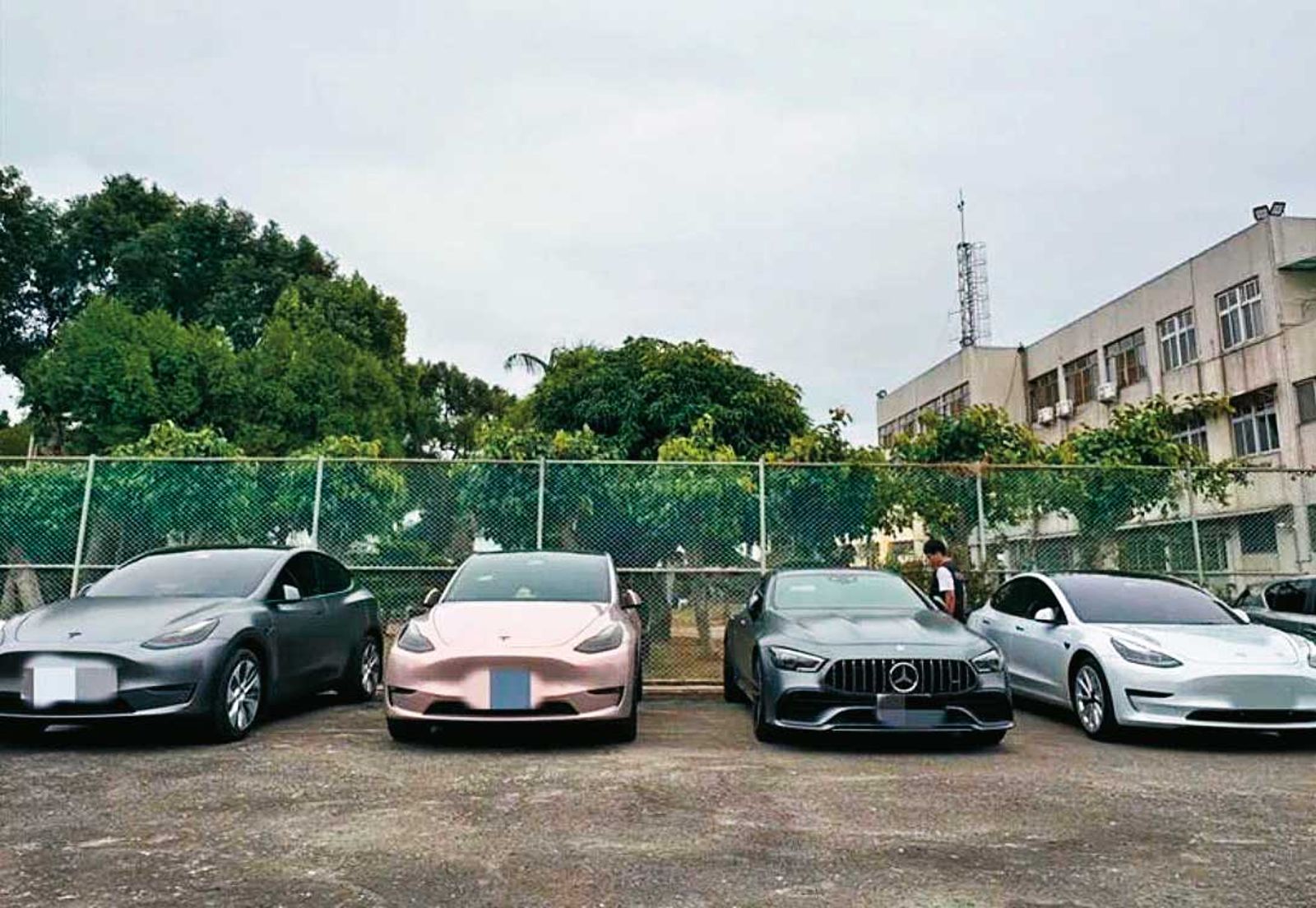 林怡先等人將吸金得來的款項拿去買賓士、特斯拉等名車,已遭到查扣。(圖/調查局提供)