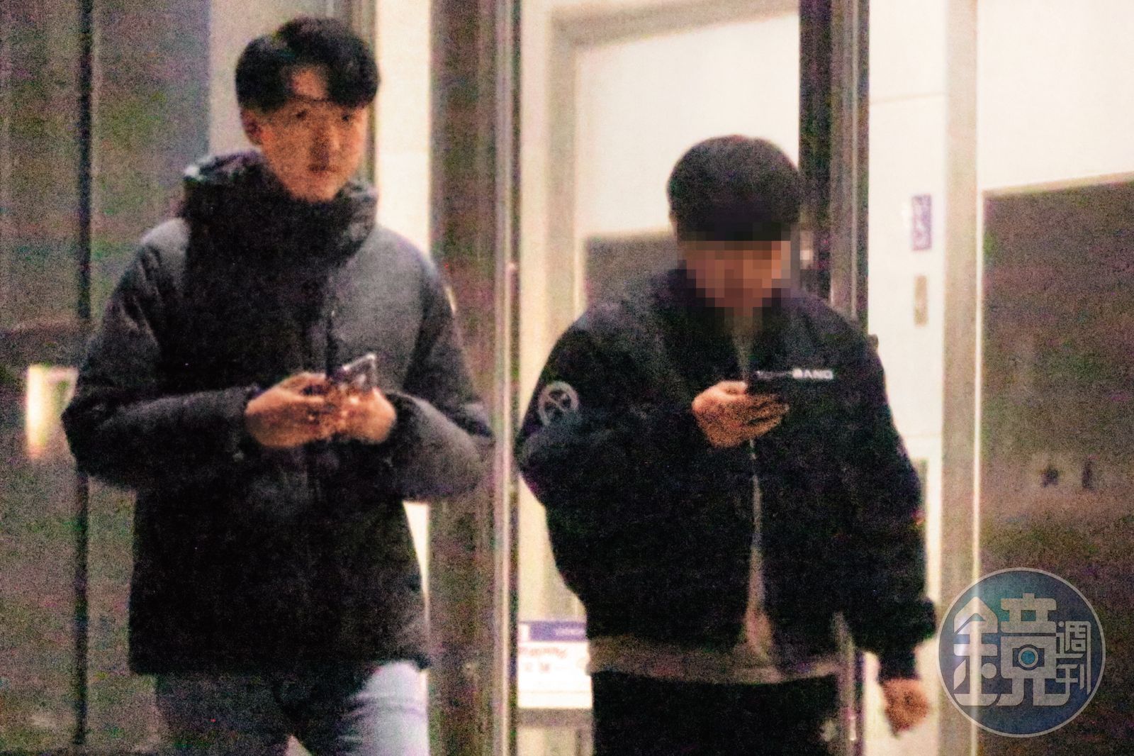 1月18日18:49,江大成(左)在錄完節目後,和友人從電視台步出。(圖/鏡週刊)