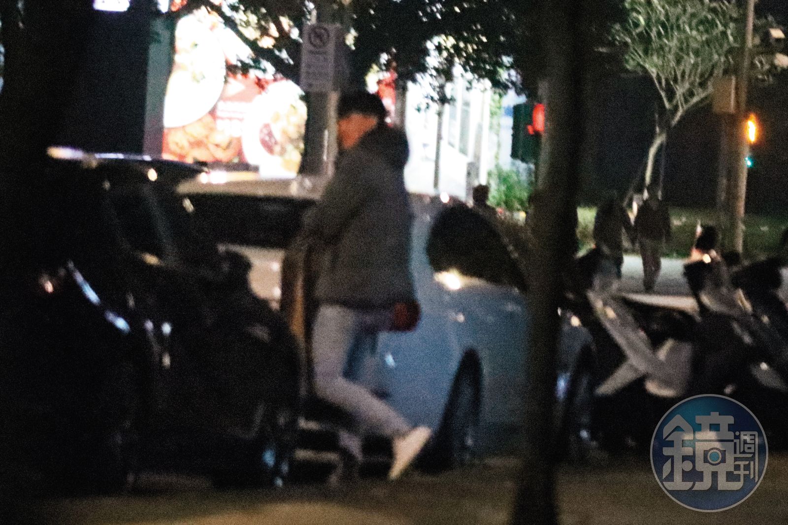 20:42,江大成和友人分開後,上了一輛停在路邊的車,直奔台北車站。(圖/鏡週刊)