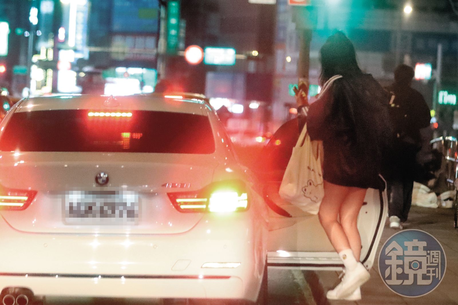 21:05,雖然是冬天,熊霓還是穿著熱褲,秀出美白小腿。(圖/鏡週刊)