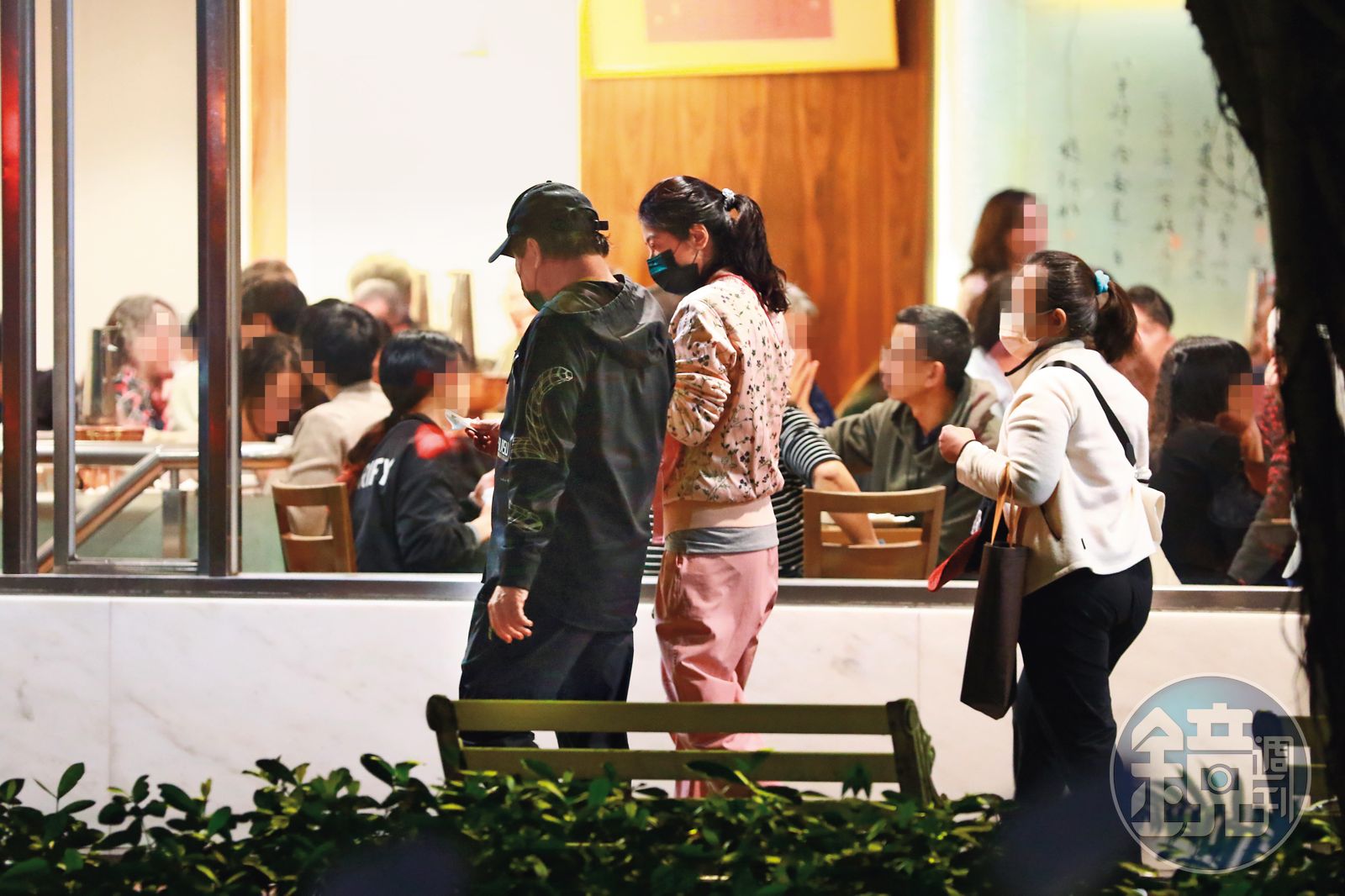 丁柔安(中)幫胡瓜(左)操持生活大小事,連他宴請友人都要負責找餐廳。(圖/鏡週刊)