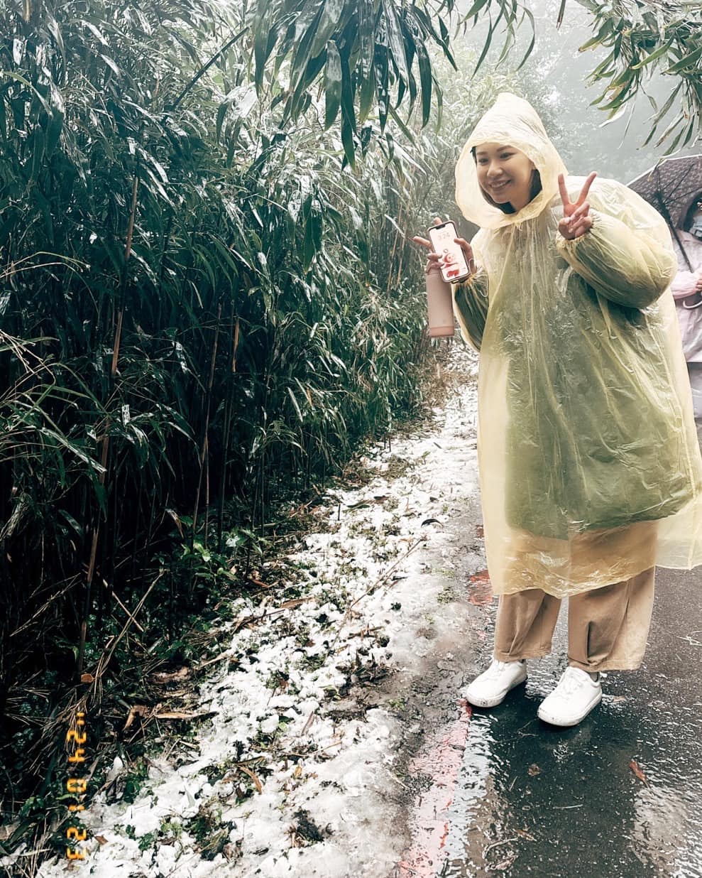 蔡阿嘎員工上陽明山拿保溫瓶裝雪。（圖／翻攝蔡阿嘎IG）