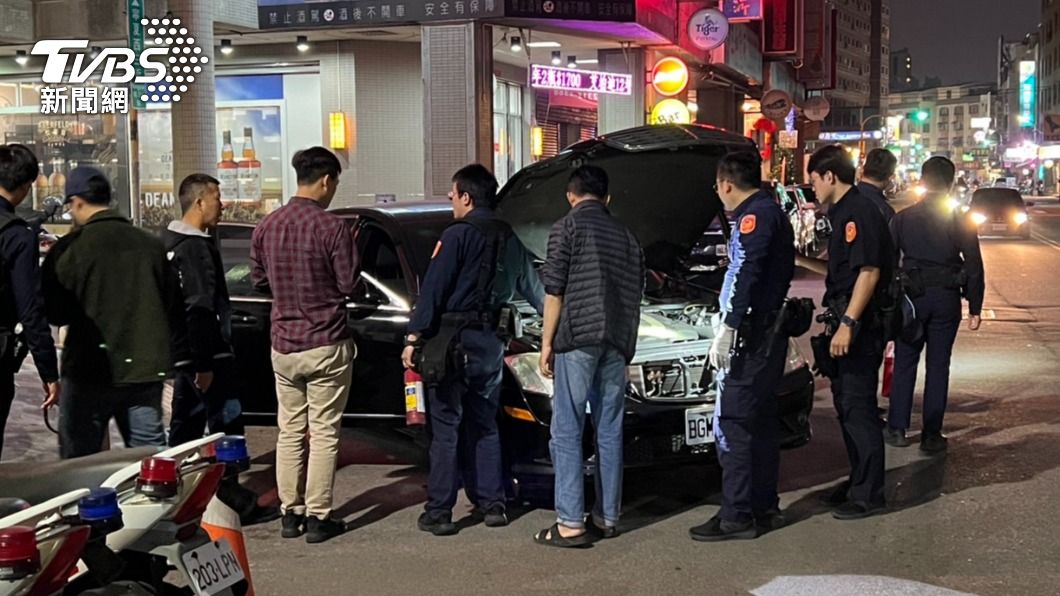 以為火燒車!賓士車狂「慶煙」 長髮小姐姐慌張跳車求助
