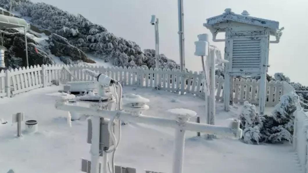 玉山連夜下雪變成雪白世界。(圖/氣象署提供)