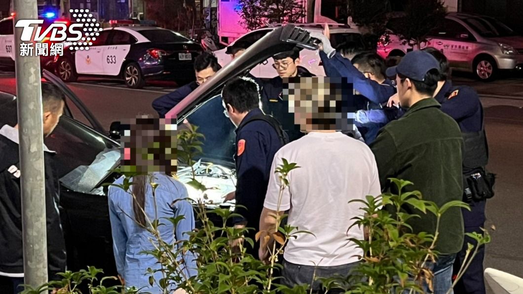 員警戴手套檢查引擎室。(圖/TVBS)