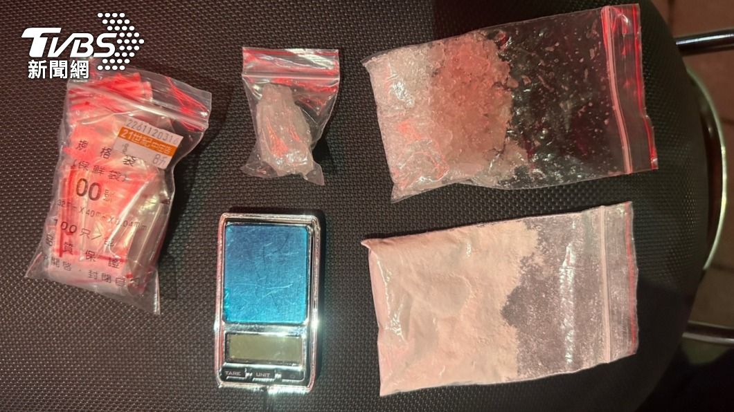 柯男將海洛因及安非他命毒品以膠帶黏貼夾鏈袋方式藏於內褲中。（圖／TVBS）