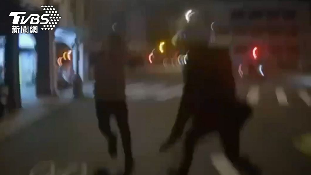 警專實習生從後方追上來逮人。(圖/TVBS)