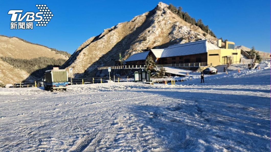 出太陽了!合歡山積雪達10公分 「金黃映白雪」絕美景曝
