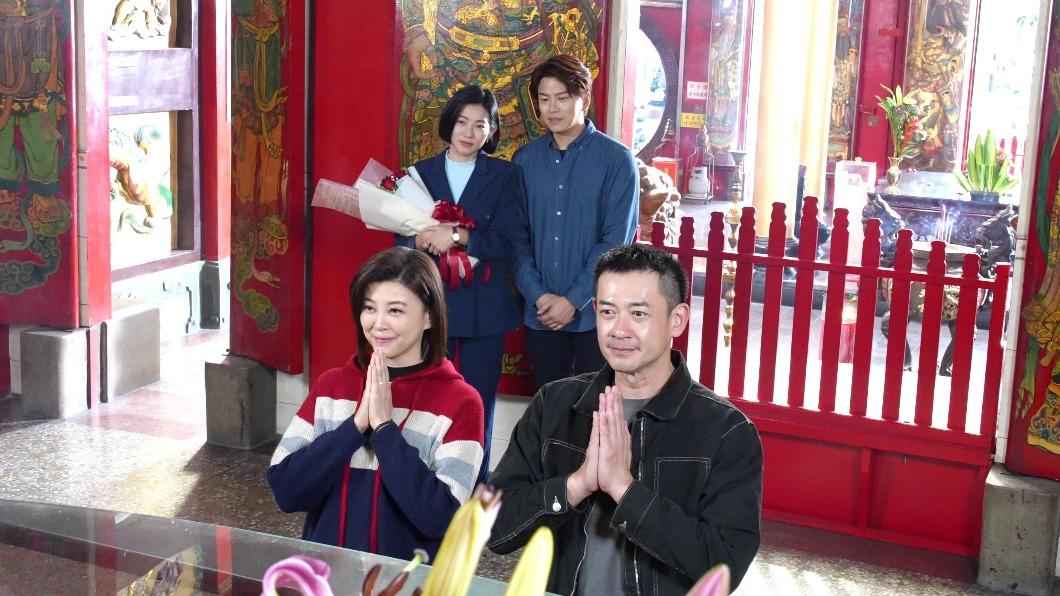 柯叔元(前排右)劇中和方馨感情穩定,求婚成功。(圖/台視提供)