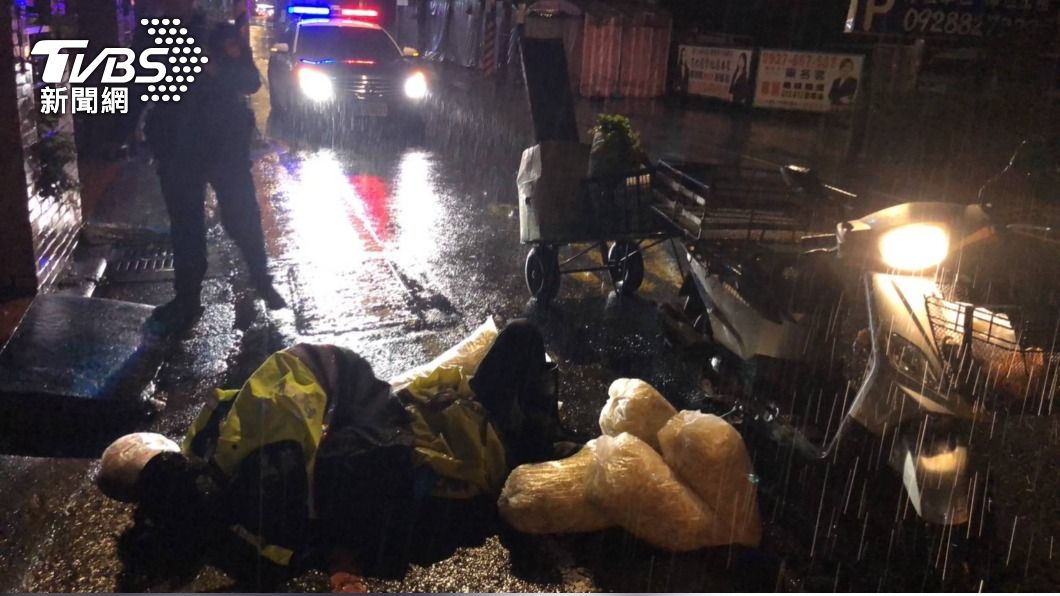 寒流來襲險奪命!桃園伯騎車送菜突路倒 巡邏警急脫衣幫保暖