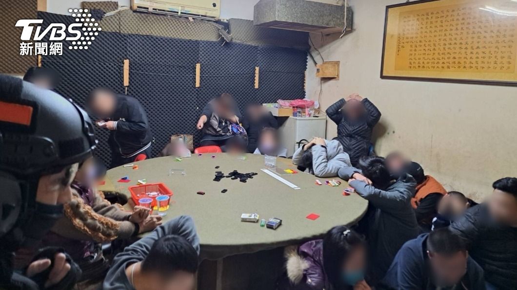 中壢燒肉粽店樓上藏天九牌賭場 霹靂小組破門攻堅逮32人