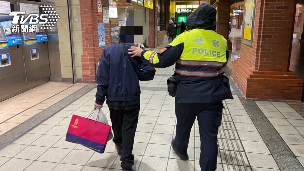 員警送少年去捷運站。(圖/TVBS)
