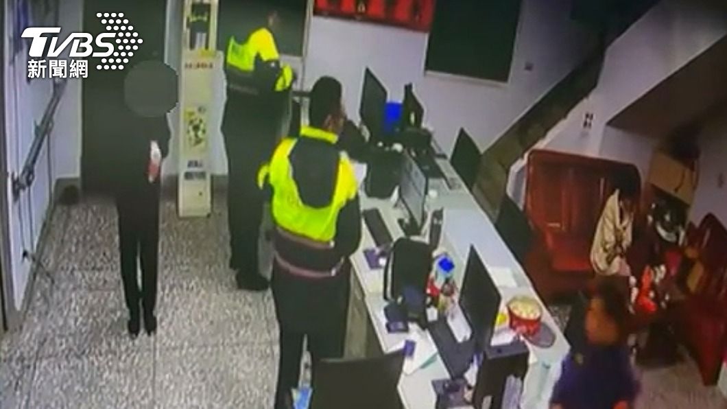 員警讓少年喝薑茶,並用吹風機吹衣物。(圖/TVBS)