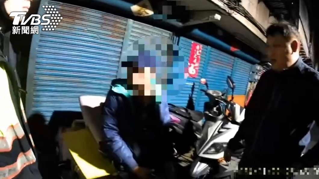 警方到場後訊問施暴的葉姓男子。(圖/TVBS)