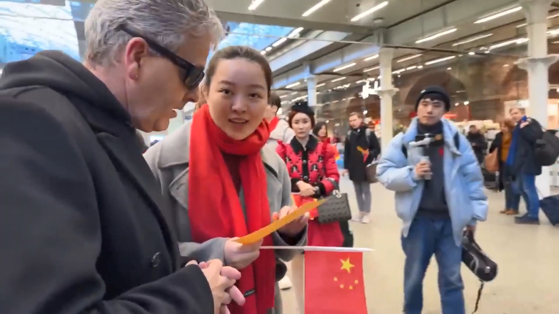 「小粉紅」鬧場英鋼琴家直播 YT點閱500萬