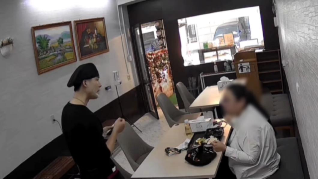 拿不到店家促銷活動的溏心蛋，直接向老闆憤怒咆哮。（圖／翻攝自爆料公社）