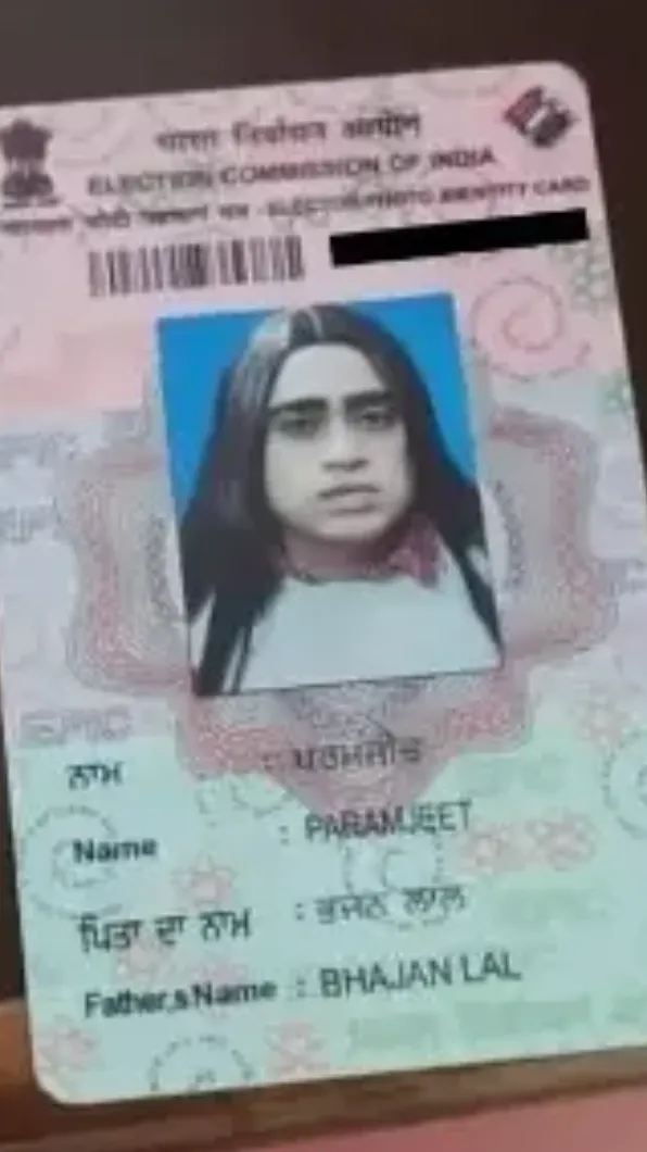 辛格把扮女裝後照片貼到准考證上。(圖/翻攝自紐約郵報)