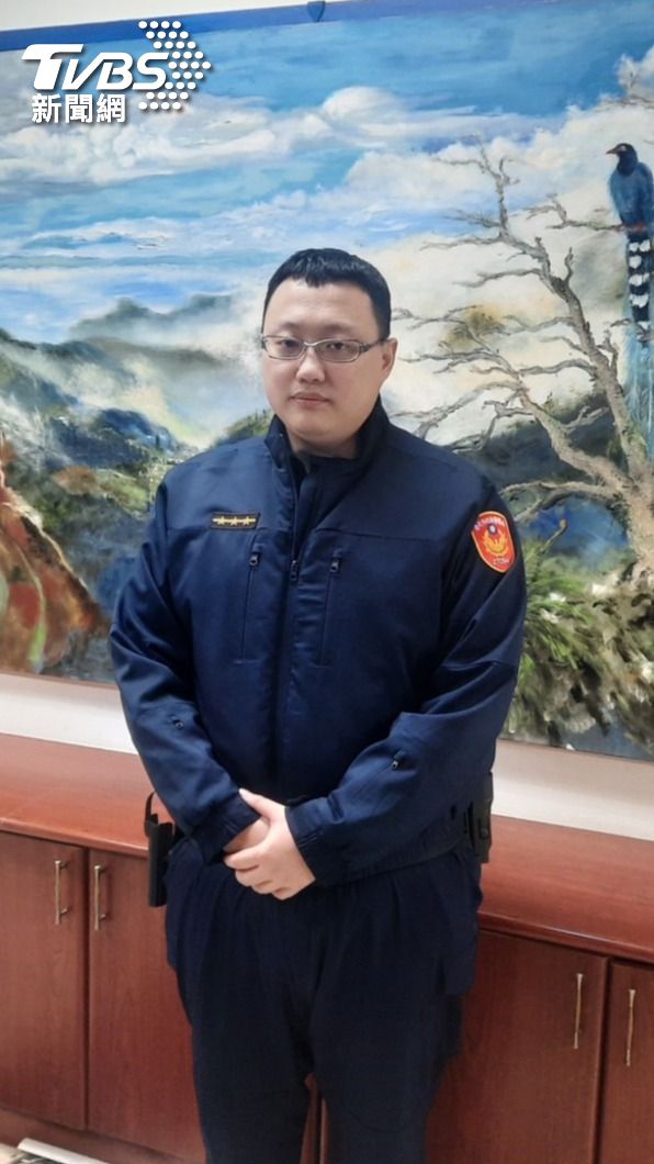 竹子湖派出所警員陳竑文替他們煮了地瓜湯暖身。（圖／TVBS）