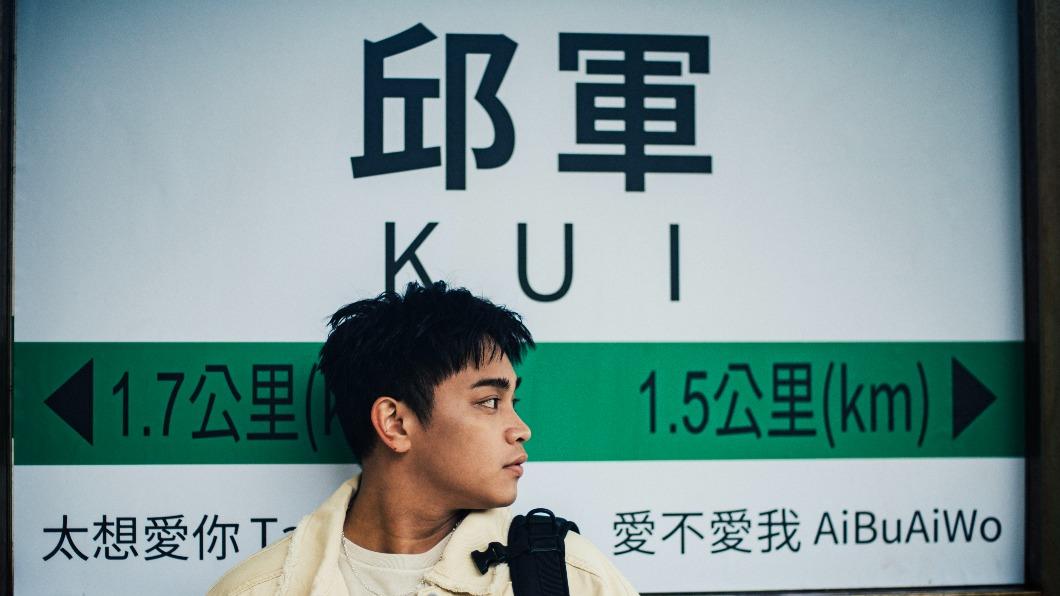 邱軍打造車站牌，讓下車民眾誤會。（圖／索尼音樂提供）