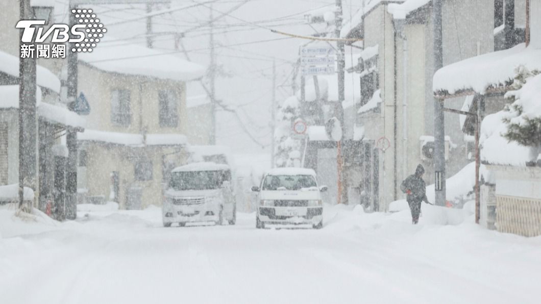 日本大雪成災！多車受困高速公路逾7小時　災區房屋恐遭壓垮