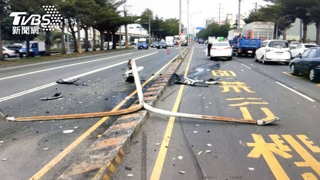 巨大的撞擊力導致路燈燈桿被撞毀。（圖／TVBS）
