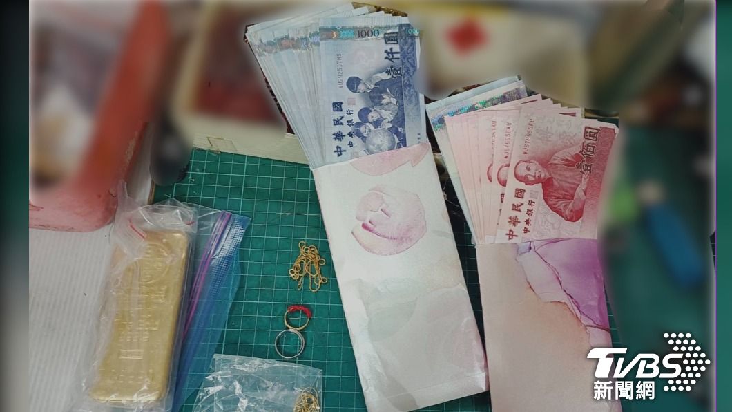 警方在江婦家中搜出被盜金條以及不法獲利。（圖／TVBS）
