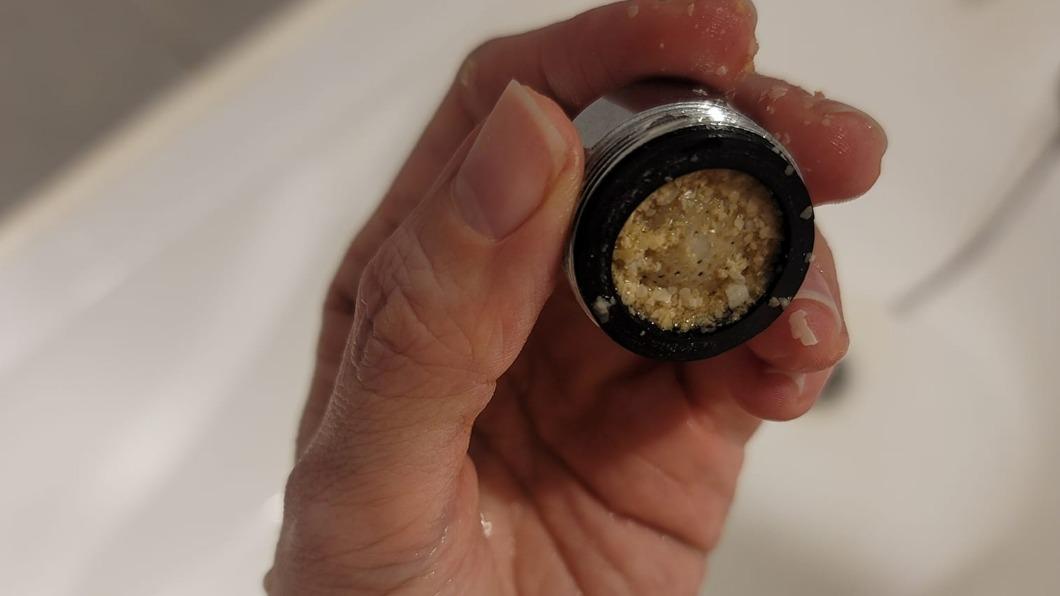 高雄水很硬?蓮蓬頭老是塞住 打開「黃色碎石」超崩潰