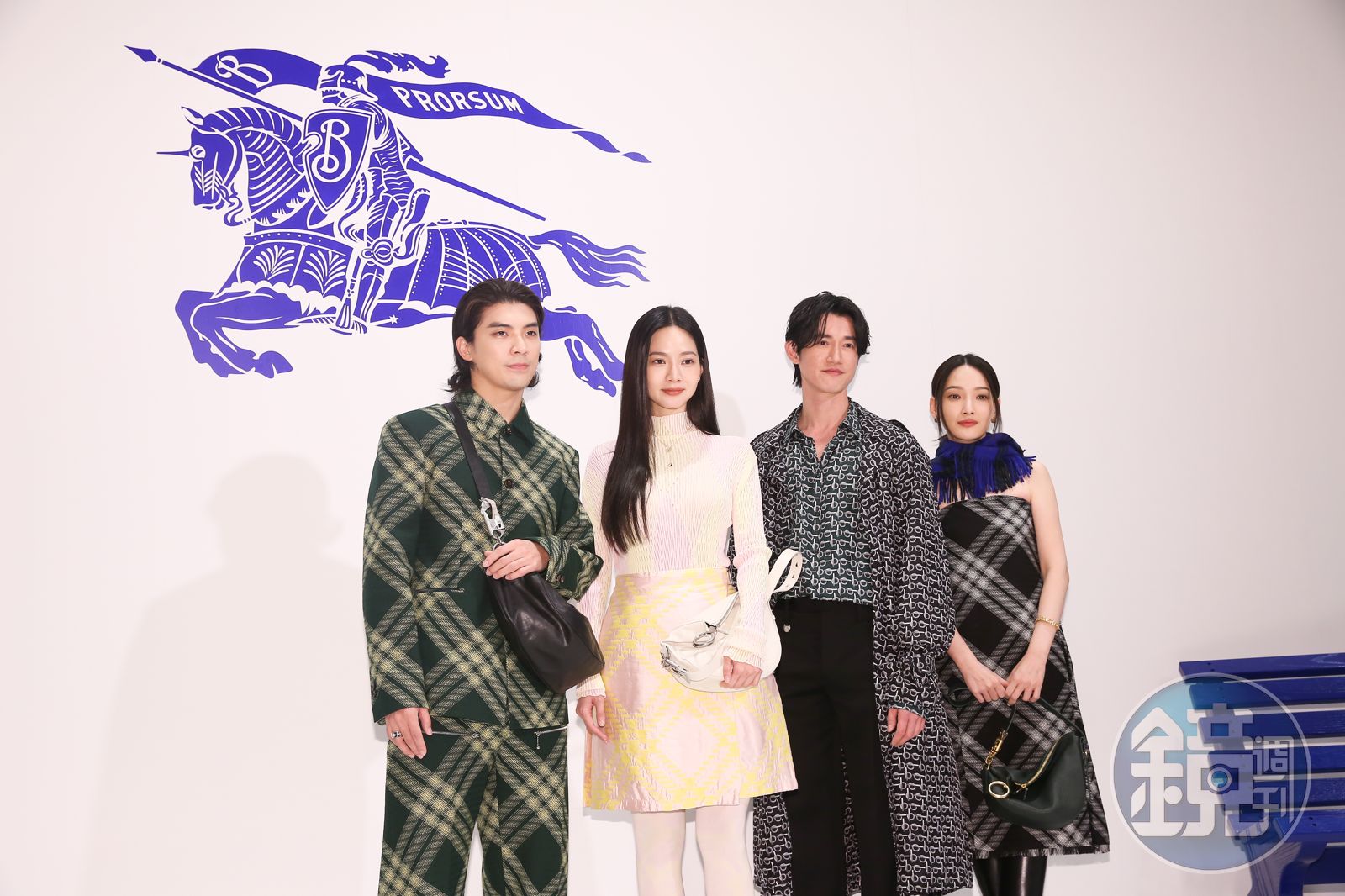 曾之喬(左二)、吳慷仁(右二)、林映唯(右)、林哲熹(左)為Burberry的新光三越Diamond Towers專門店開幕站台。(圖/鏡週刊)