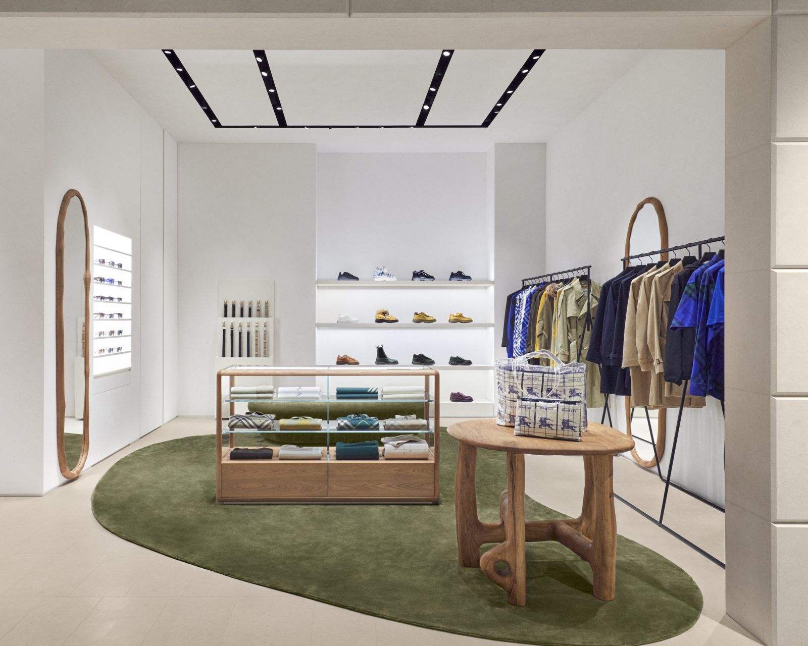 位於Diamond Towers的新店一樓為女裝,二樓主打男裝。(圖/Burberry提供)