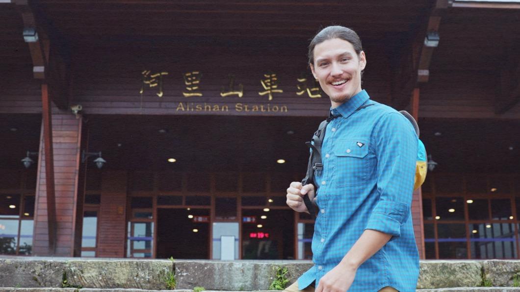 《The Railway Romances》主持人周厚安帶領觀眾體驗台灣鐵路文化的多元樣。(圖/TaiwanPlus提供)