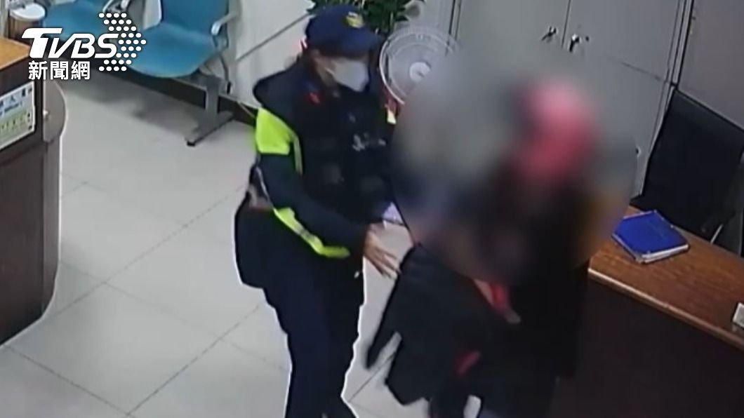 救救我兒子！1歲嬰發燒狂抽搐叫不醒　警車當救護車急送醫