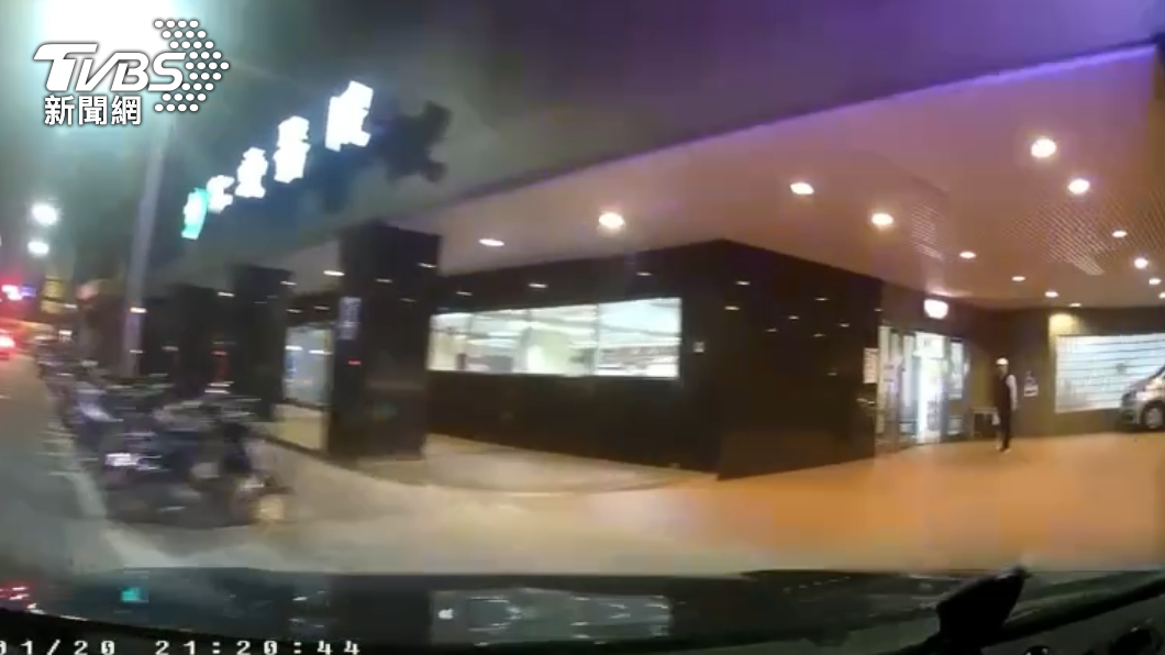 員警開警車沿途鳴笛載送前往醫院。(圖/TVBS)