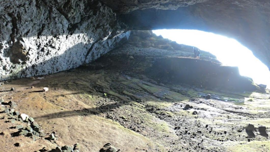 遊綠島誤闖燕子洞!疑遭鬼影攔路 他開燈睡「醒來一片黑」
