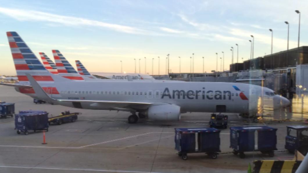 美國航空（American Airlines）起飛前緊急掉頭。（圖／翻攝自《時人》）