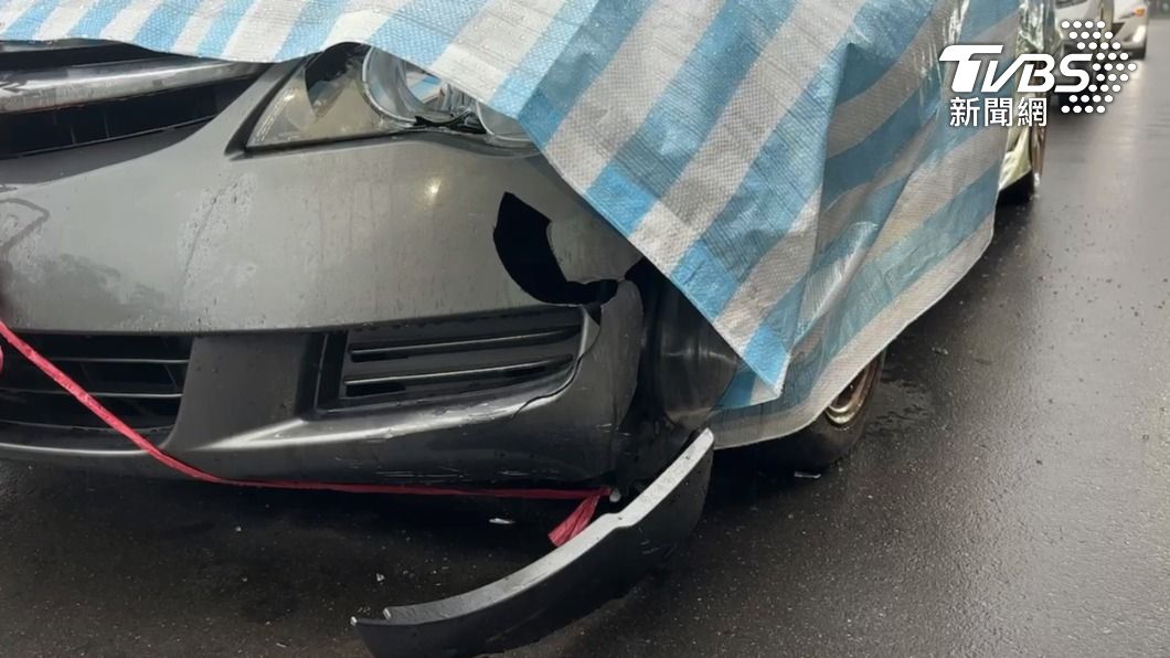 車輛前保險桿脫落。(圖/TVBS)