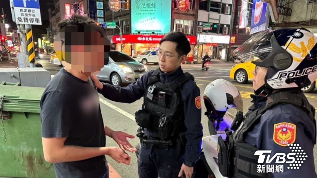 警二分局民權所警員及時獲報到場,保住李男的積蓄。(圖/TVBS)