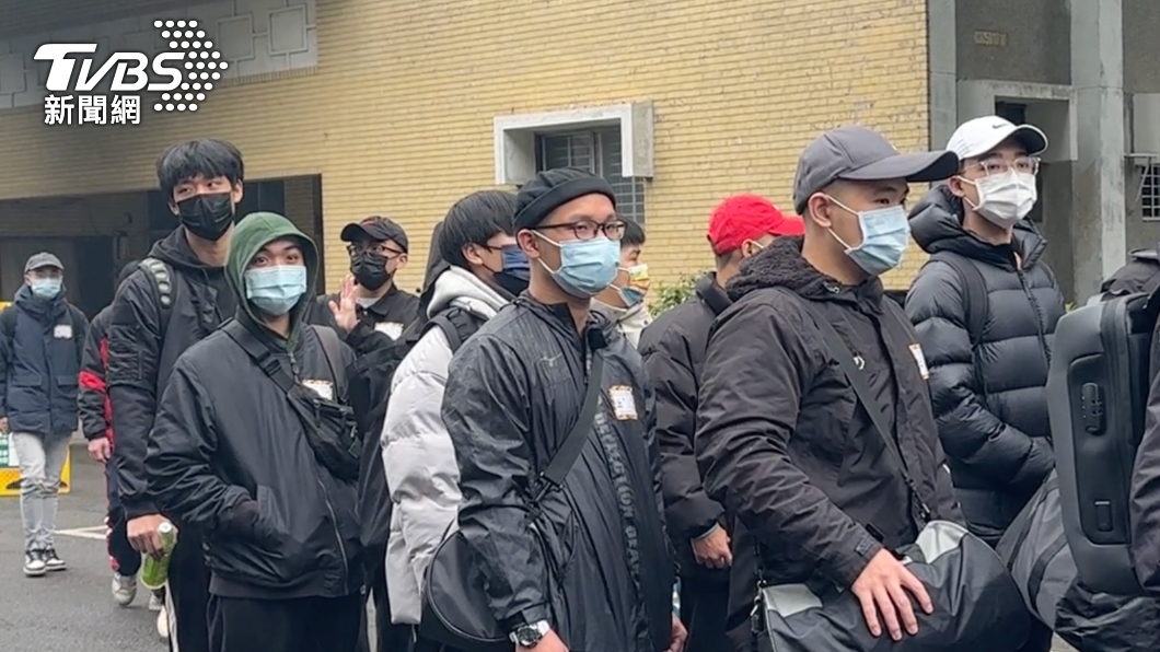 新兵入伍小情侶難分難捨 役男:我相信她⋯但仍怕被兵變
