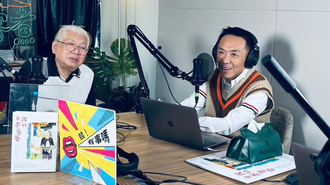 吳小帽(右)帶歐吉桑一起錄製Podcast節目,更當場自爆性向。(圖/翻攝自帽筆生花臉書)