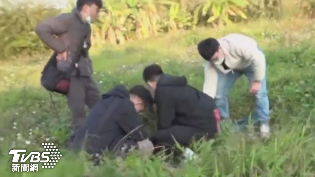 員警在草叢逮捕陳男。(圖/TVBS)