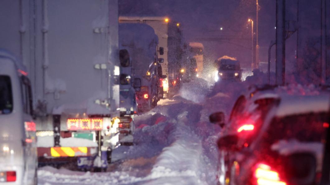 惡夢!日本大雪車輛卡高速公路19小時 自衛隊出動送糧食