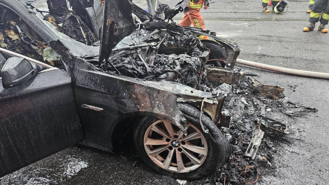駕駛表示剛啟動車子，底盤就起火，火勢一發不可收拾。（圖／瑞芳分局提供）
