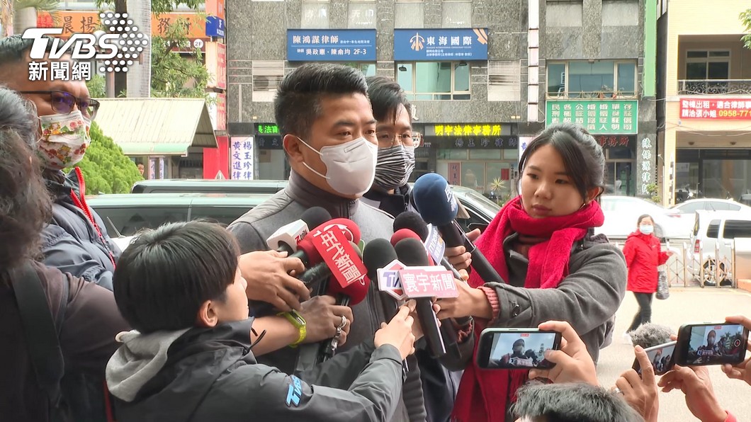 遭控豪宅假買賣脫罪、詐助理費 顏寬恒現身地院喊冤:盼還清白
