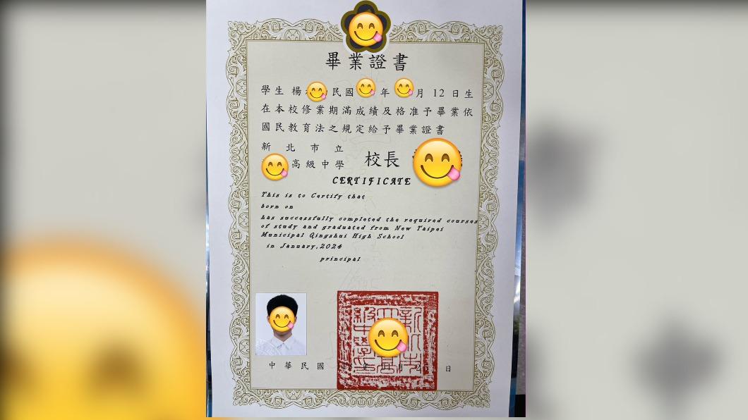 校方在告別式上頒發畢業證書。（圖／曾健銘攝）